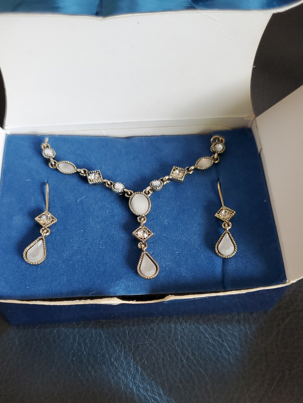 AVON White Abalone Silver Tone Y necklace Earrings Box Set Pretty Pearlesque